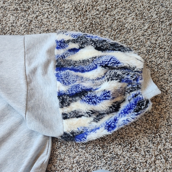 ZARA GREY SWEATSHIRT WITH BLUE FUR SLEEVES WOMENS SIZE Large TOP - Picture 4 of 10